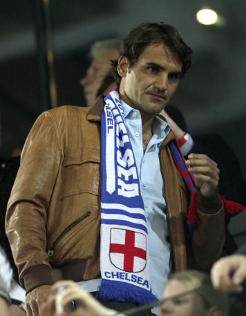 In tribuna c' anche il tennista svizzero Roger Federer con tanto di sciarpa celebrativa di questa semifinale